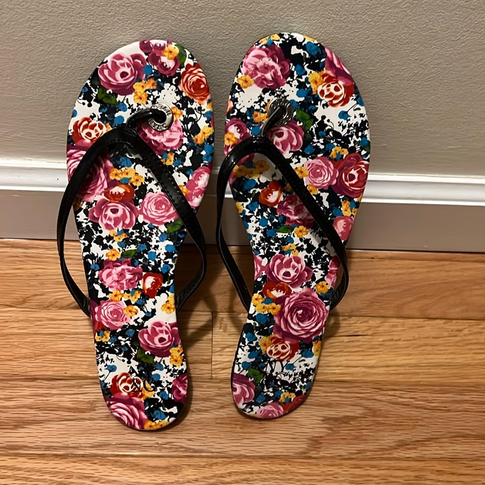 NY and Co floral vinyl finish sandals 8
